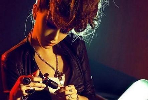短發美女開保時捷頭像5
